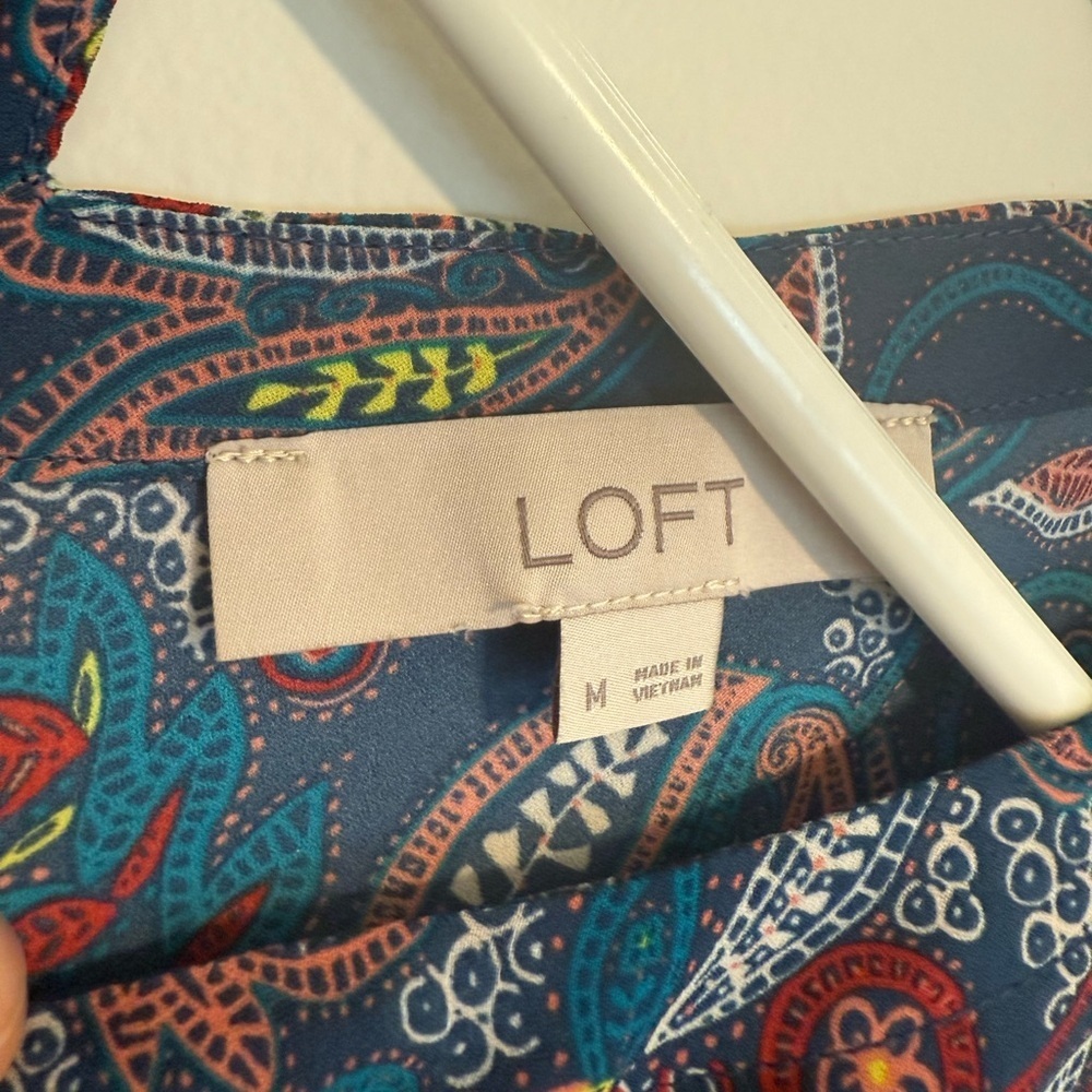 2/$30 LOFT - Colorful Blue Paisley Print Short Sleeve Blouse Size Medium - Picture 6 of 11